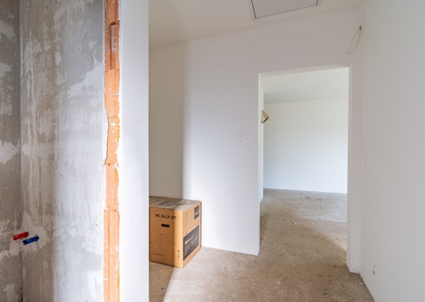 Na predaj priestranný 4-izbový bungalov s terasou v Hrnčiarovciach nad Parnou