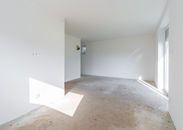 Na predaj priestranný 4-izbový bungalov s terasou v Hrnčiarovciach nad Parnou