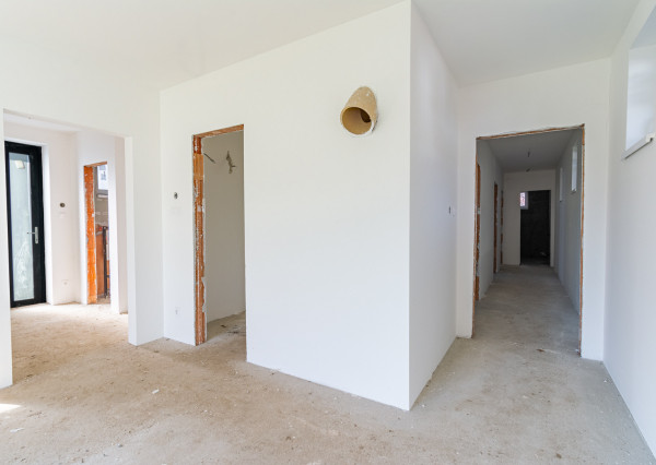 Na predaj priestranný 4-izbový bungalov s terasou v Hrnčiarovciach nad Parnou