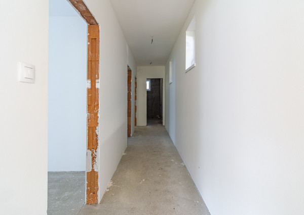 Na predaj priestranný 4-izbový bungalov s terasou v Hrnčiarovciach nad Parnou