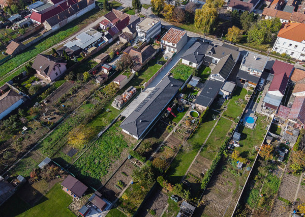 Na predaj priestranný 4-izbový bungalov s terasou v Hrnčiarovciach nad Parnou