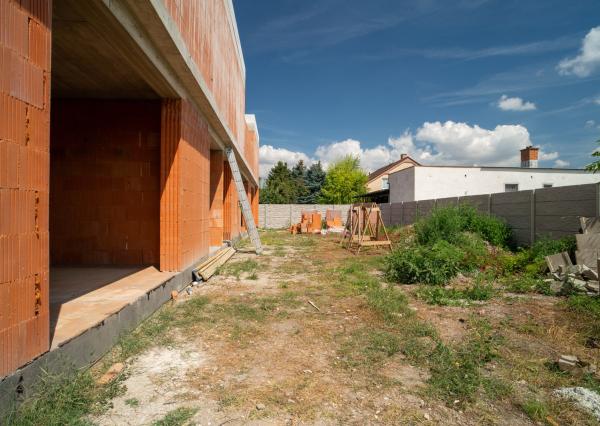 Na predaj nadštandardný 3-izbový byt s vlastnou záhradou v Kráľovej pri Senci