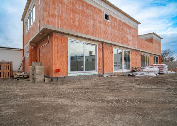 Na predaj nadštandardný 3-izbový byt s vlastnou záhradou v Kráľovej pri Senci