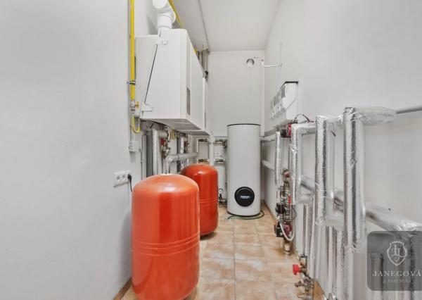 PREVÁDZKOVO - UBYTOVACIA BUDOVA KTORÁ GENERUJE ZAUJÍMAVÉ ZISKY