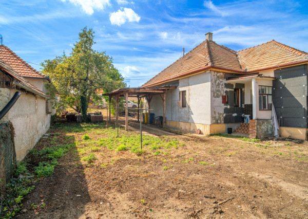 Na predaj rodinný dom s rozľahlým pozemkom v obci Nové Sady