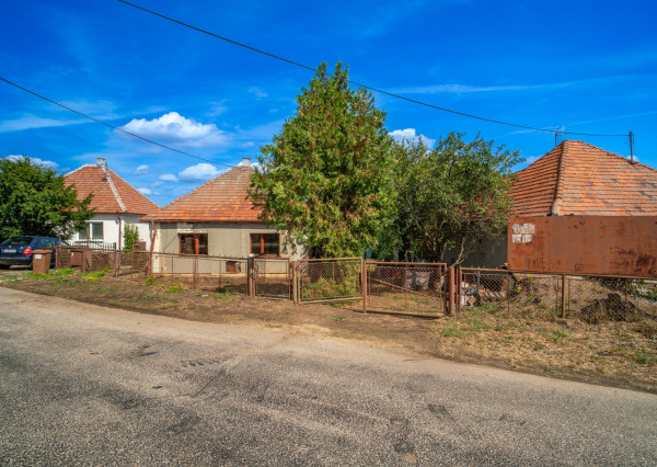 Na predaj rodinný dom s rozľahlým pozemkom v obci Nové Sady