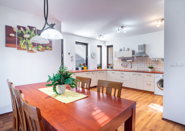 REZERVOVANÉ - Na predaj klimatizovaný 4-izbový rodinný dom s garážou a možnosťou prerobenia na 5-izbový v Senci