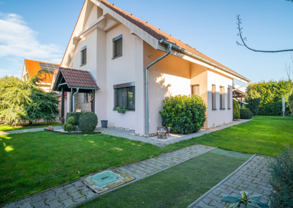 REZERVOVANÉ - Na predaj klimatizovaný 4-izbový rodinný dom s garážou a možnosťou prerobenia na 5-izbový v Senci