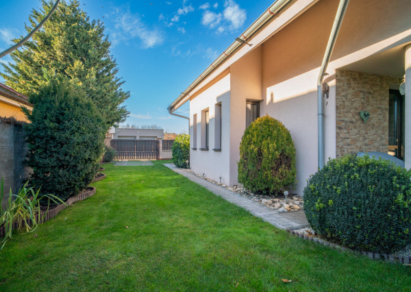 REZERVOVANÉ - Na predaj klimatizovaný 4-izbový rodinný dom s garážou a možnosťou prerobenia na 5-izbový v Senci