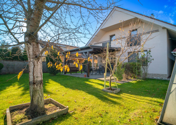 REZERVOVANÉ - Na predaj klimatizovaný 4-izbový rodinný dom s garážou a možnosťou prerobenia na 5-izbový v Senci