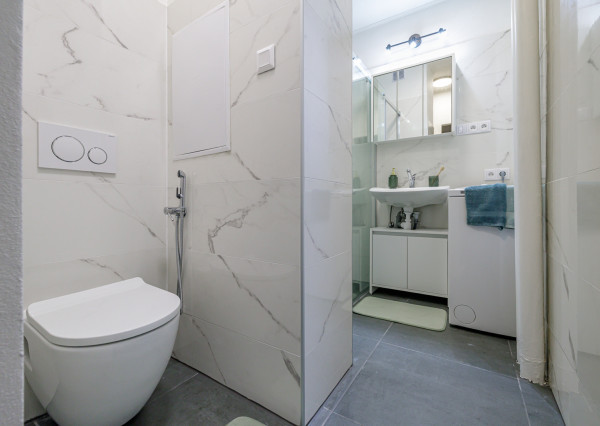 Na prenájom priestranný, moderný 2-izbový byt na Riazanskej ulici v Bratislave