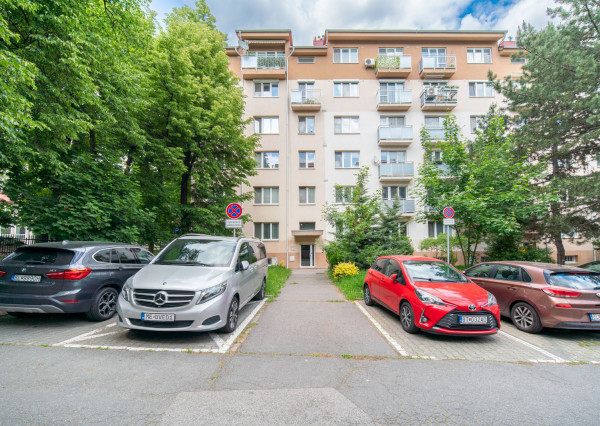 Na prenájom 3-izbový byt v Bratislave-Nové Mesto