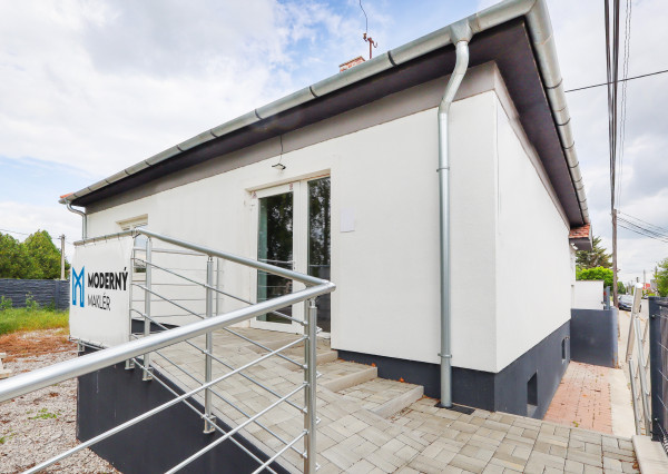 Na prenájom obchodný priestor v centre Šamorína s výbornou viditeľnosťou