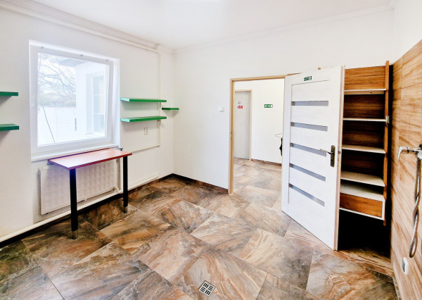 Na prenájom obchodný priestor v centre Šamorína s výbornou viditeľnosťou