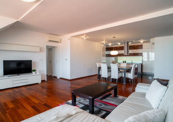 Na predaj priestranný 4-izbový byt pod hradom v centre Bratislavy