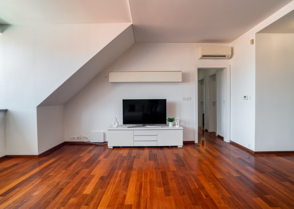 Na predaj priestranný 4-izbový byt pod hradom v centre Bratislavy