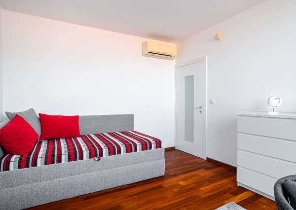 Na predaj priestranný 4-izbový byt pod hradom v centre Bratislavy