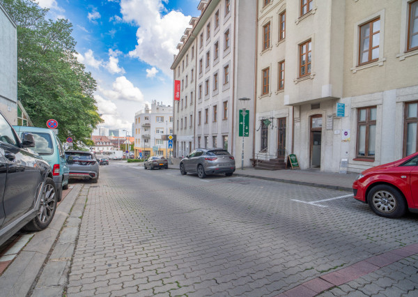 Na predaj priestranný 4-izbový byt pod hradom v centre Bratislavy