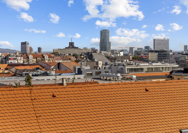 Na predaj priestranný 4-izbový byt pod hradom v centre Bratislavy