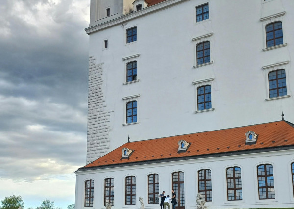 Na predaj priestranný 4-izbový byt pod hradom v centre Bratislavy