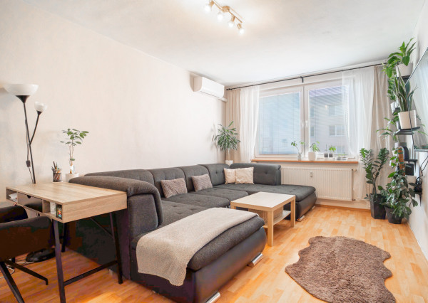 REZERVOVANÉ :Na prenájom veľkometrážny 2-izbový byt v Nitre