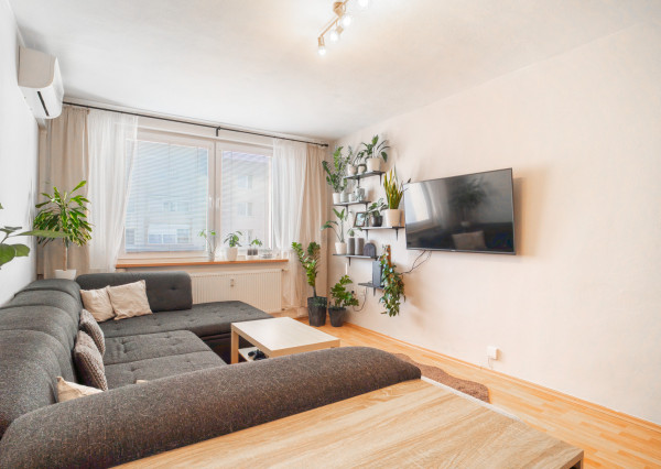 REZERVOVANÉ :Na prenájom veľkometrážny 2-izbový byt v Nitre