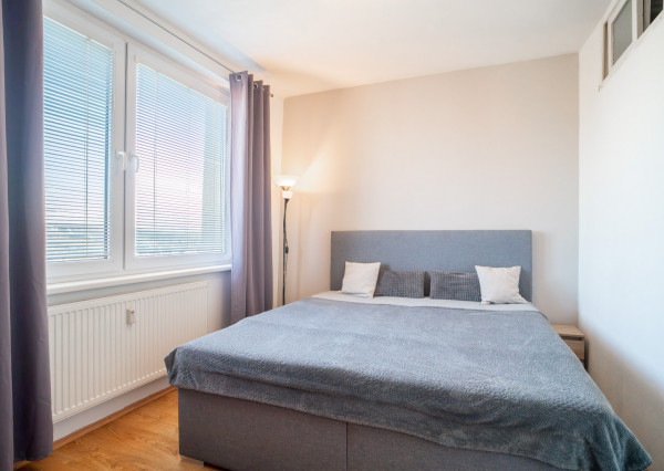 REZERVOVANÉ :Na prenájom veľkometrážny 2-izbový byt v Nitre