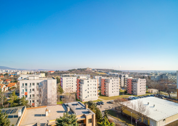 REZERVOVANÉ :Na prenájom veľkometrážny 2-izbový byt v Nitre