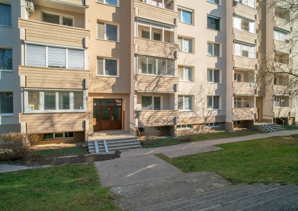 REZERVOVANÉ :Na prenájom veľkometrážny 2-izbový byt v Nitre