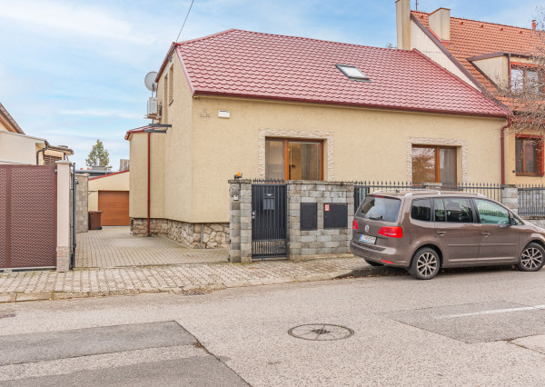 REZERVOVANÉ: Na predaj 5-izbový rodinný dom s garážou v Trnave – časť Tulipán