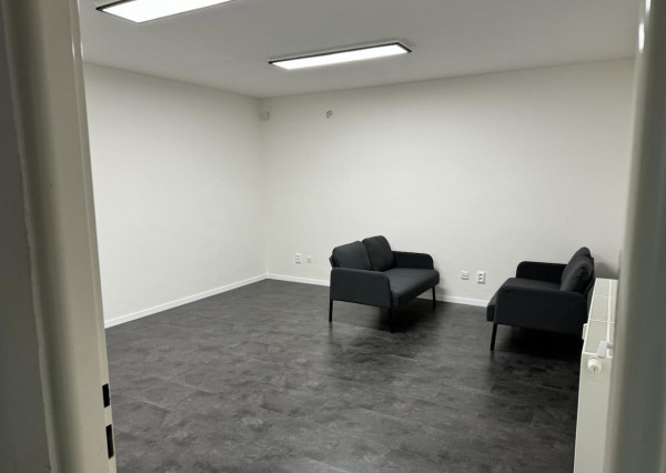 Na prenájom administratívny priestor s parkovaním v Malackách