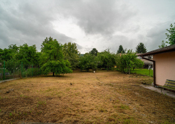 Na predaj starší rodinný dom s veľkým pozemkom v Trenčíne, časť Zlatovce