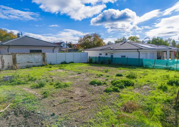 REZERVOVANÉ:Na predaj pozemok so stavebným povolením a projektom k rodinnému domu v obci Vysoká pri Morave