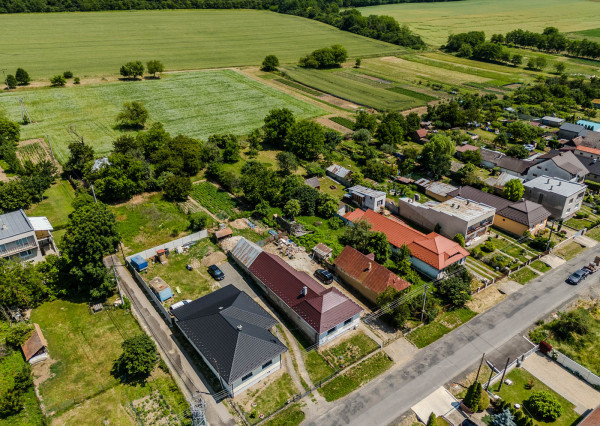 Na predaj rozmerný pozemok vhodný na výstavbu v obci Moravany časť Lučkovce