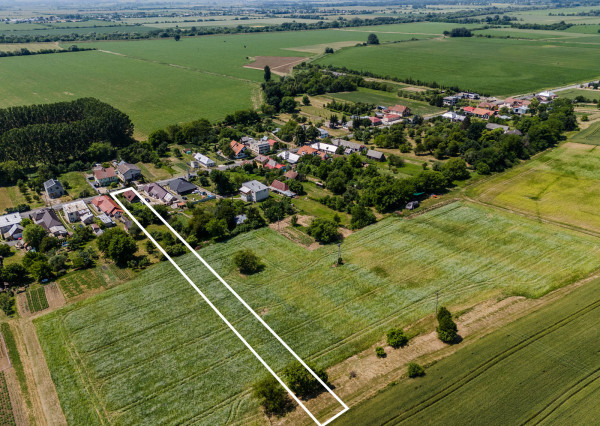 Na predaj rozmerný pozemok vhodný na výstavbu v obci Moravany časť Lučkovce