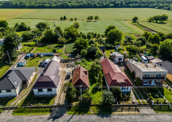 Na predaj rozmerný pozemok vhodný na výstavbu v obci Moravany časť Lučkovce