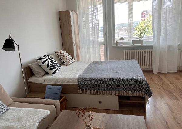 Na prenájom pekný 1-izbový byt s veľkou loggiou v obľúbenej časti Dúbravky