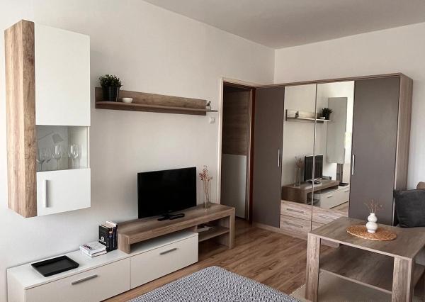 Na prenájom pekný 1-izbový byt s veľkou loggiou v obľúbenej časti Dúbravky