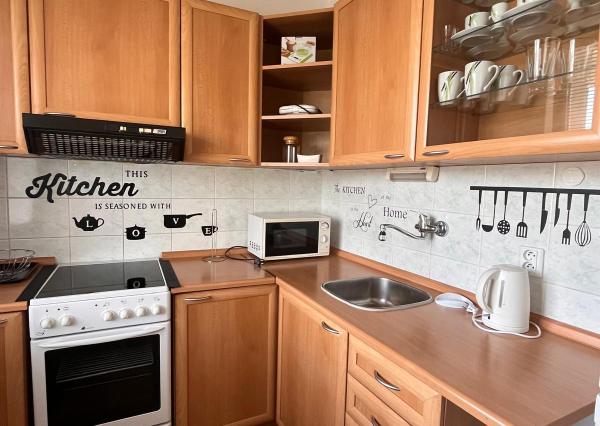 Na prenájom pekný 1-izbový byt s veľkou loggiou v obľúbenej časti Dúbravky