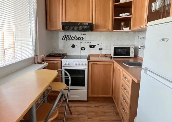 Na prenájom pekný 1-izbový byt s veľkou loggiou v obľúbenej časti Dúbravky