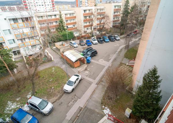 Na prenájom pekný 1-izbový byt s veľkou loggiou v obľúbenej časti Dúbravky