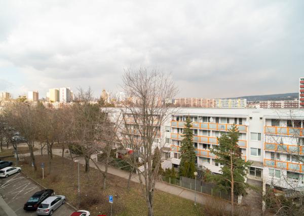 Na prenájom pekný 1-izbový byt s veľkou loggiou v obľúbenej časti Dúbravky