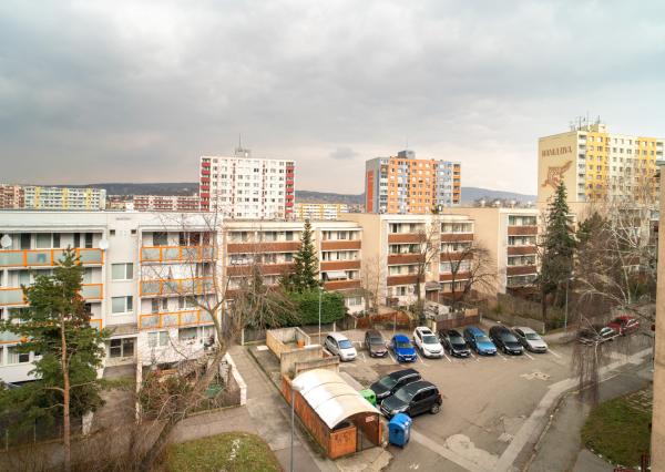 Na prenájom pekný 1-izbový byt s veľkou loggiou v obľúbenej časti Dúbravky