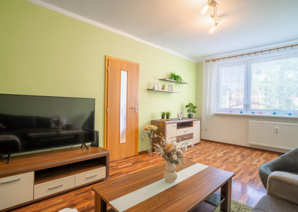 REZERVOVANÉ: Na predaj pekný 3-izbový byt s loggiou v Dúbravke