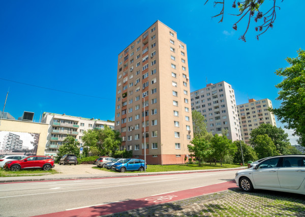 REZERVOVANÉ: Na predaj pekný 3-izbový byt s loggiou v Dúbravke