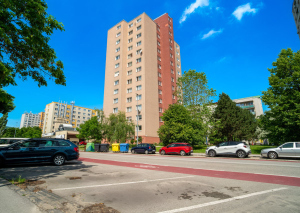 REZERVOVANÉ: Na predaj pekný 3-izbový byt s loggiou v Dúbravke