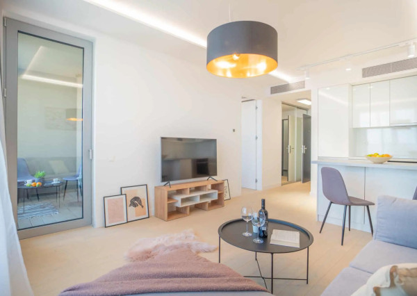 Na prenájom kompletne zariadený 2-izbový byt s garážovým parkovacím státím v SKYPARKU