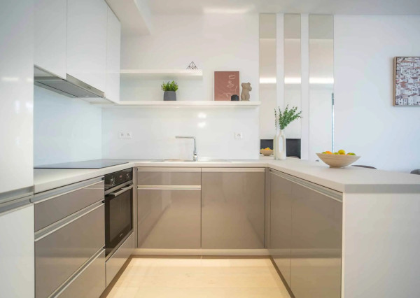 Na prenájom kompletne zariadený 2-izbový byt s garážovým parkovacím státím v SKYPARKU