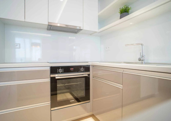 Na prenájom kompletne zariadený 2-izbový byt s garážovým parkovacím státím v SKYPARKU