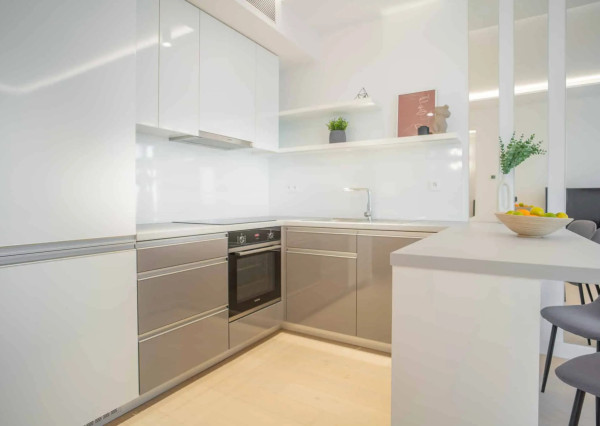 Na prenájom kompletne zariadený 2-izbový byt s garážovým parkovacím státím v SKYPARKU